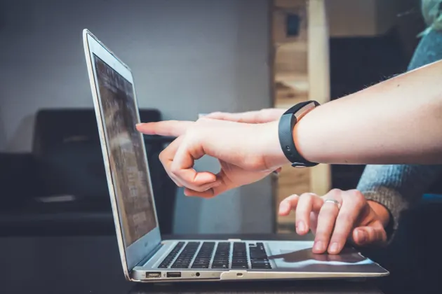 Pessoas trabalhando juntas com ferramentas digitais